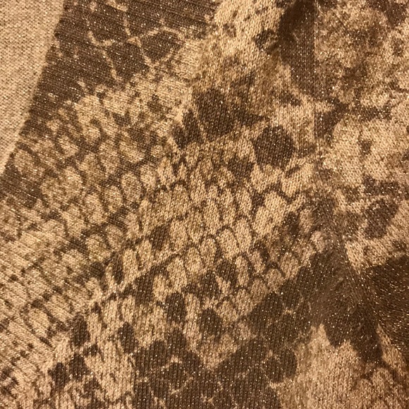 💥FINAL Price!💥 Express Python Print V-Neck - Picture 3 of 5